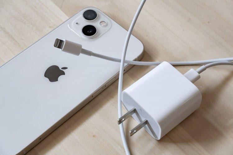 Şarj aleti olmadan iPhone satan Apple'a ceza