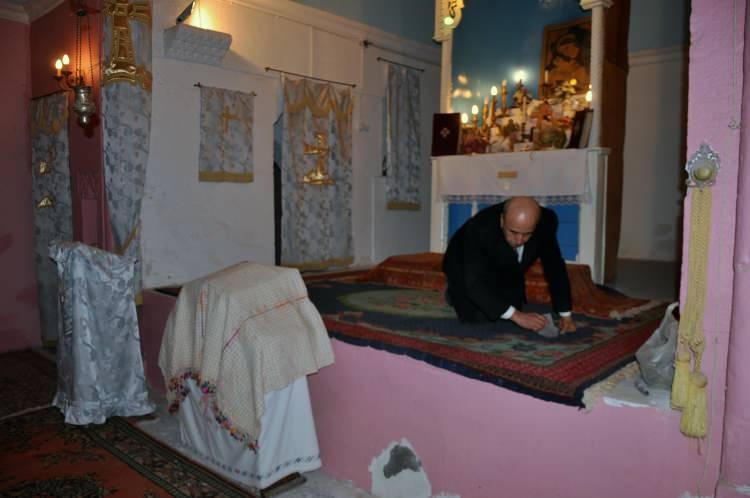 <p>60 yıl önce ilçede Ermeni cemaatinden yaklaşık 50 aile olduğunu belirten Zekeriya Sabuncu, şunları söyledi:</p>
<p>"Bu aileler, İstanbul'a ve Avrupa'ya göç etti. Sadece 3 kişi kaldık. Ömrüm yettiği kadar kiliseye sahip çıkıp, bakacağım. Kilisemiz 1650 yılında kurulmuş ve hala ayaktadır.</p>