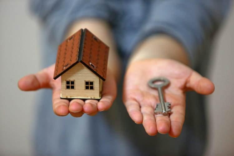 <p>İçinde kiracı varken evini satan ev sahibi kiracısına tazminat ödemek zorunda kalabilir.</p>
