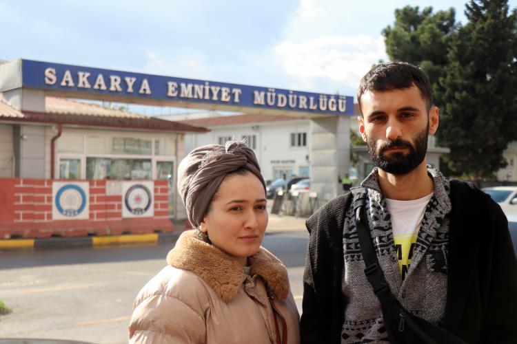 <p>Yıllarca çalışıp emekli ikramiyesini yatıran, yeni evlenip tüm takılarını veren ve kullandığı otomobilini satarak ev hayaline kavuşmayı planlayan mağdurlar, paralarını geri istiyor. Onlarca kişiyi dolandırdığı iddia edilen şahsa ‘Nitelikli Dolandırıcılık’ suçundan işlem başlatıldığı öğrenildi. </p>