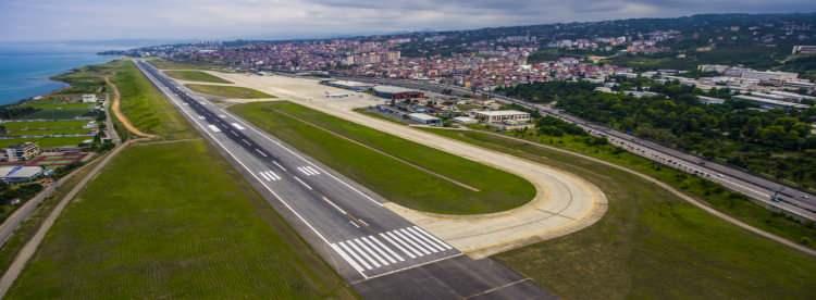 <p>Trabzon'dan İstanbul'a gidecek olan uçakta, yolcuların cep telefonlarına 'AirDrop' uygulamasıyla havada yanan uçak fotoğrafı yolladığı gerekçesiyle gözaltına alınan İsrail uyruklu A.M.R. , serbest bırakıldı.</p>
