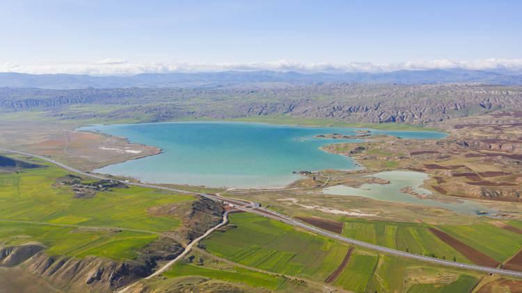 <p>Sivas'ın müthiş bir coğrafyası olduğunu belirten Ayhan, "Doğal güzelliğimiz harikulade, sivil mimarilerimiz olağanüstü. Sivas'ın yazı ayrı, kışı ayrı, ilkbaharı ayrı, sonbaharı ayrı güzel. Dolayısıyla bir arşivimiz olması gerekiyordu." dedi.</p>

<p> </p>
