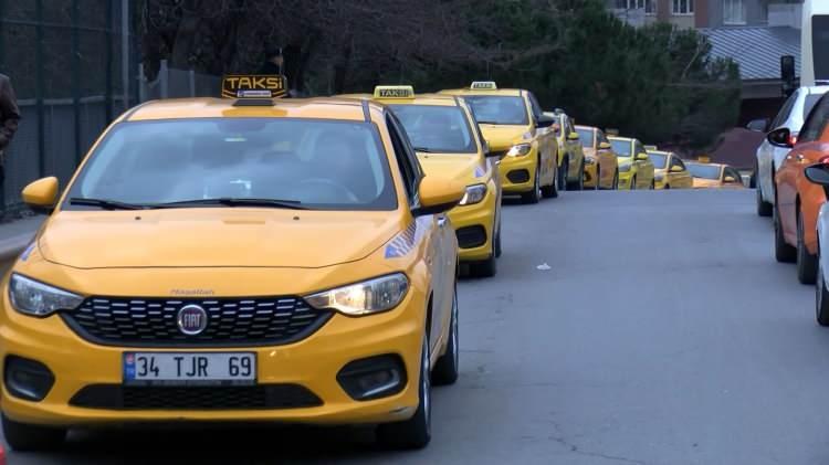 <p>600 lira güncelleme bedeli var. İndi-bindi 40 lira oldu. Taksiye binebilen de var binemeyende. Bu zamla kısa mesafe yolcusu azalacak. Uzun işlerde de düşüş yaşanacak" dedi.  </p>
