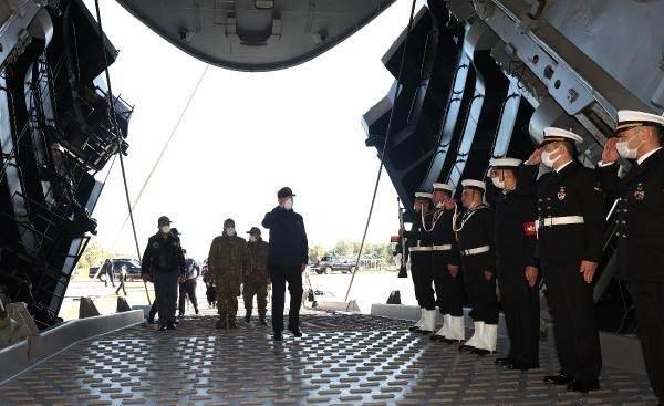 <p>GÖREV UÇUŞU SIRASINDA TELSİZLE YENİ YILLARINI KUTLADI</p>
<p>'Türkiye'nin göklerdeki gözü' olarak nitelendiren 'HİK' uçağıyla yapılan görev uçuşunda Bakan Akar beraberindeki TSK komuta kademesi ile 3 saat boyunca toplam 1700 kilometre uçtu. </p>