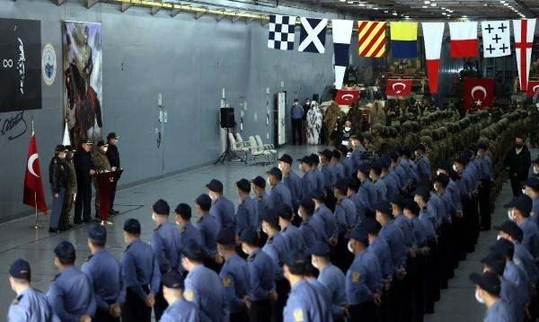 <p>Bakan Akar, telsizle ayrıca terörle mücadele harekatı kapsamında göreve giden 181'inci Filo Komutanlığı'na ait 'Pars kolları' ile de telsiz görüşmesi gerçekleştirdi. F-16'ların pilotlarına görevlerinde başarı dileyen Akar, "Büyük fedakarlıklar ve kahramanlıklar yaptınız, terörle mücadeleye çok önemli katkılar sağladığınız, bundan dolayı hepinizi kutluyorum. Bundan sonra da başarılarınızın artarak devam edeceğine inanıyorum. Emniyetli uçuşlar diliyor, sağ salim dönmenizi bekliyorum. Allah'a emanet olun" diye konuştu.</p>
