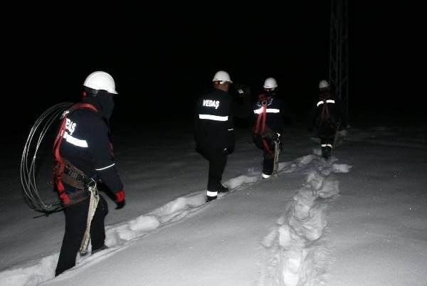 <p>Bitlis ve çevresi için görev yapan Vangölü Elektrik Dağıtım A.Ş.'nin (VEDAŞ) arıza ekipleri, 2021 yılının son saatlerinde de zorlu koşullarda mesai yapmak zorunda kaldı.</p>