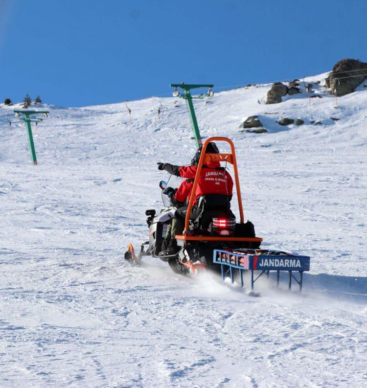 <p>Jandarma Genel Komutanlığından yapılan açıklamaya göre, yerli ve yabancı turistlerin tatillerini huzur ve güven içinde geçirmelerini sağlamak amacıyla ülke genelindeki 31 kayak merkezinde güvenlik önlemleri artırıldı.</p>
