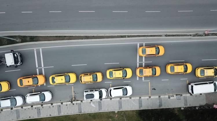 <p>İstanbul Büyükşehir Belediyesi, UKOME toplantısında alınan kararla, taksilerde açılış ücreti 9.80 liradan 12.65 liraya, kısa mesafe 28 liradan 40 liraya, taksi mesafe ücreti kilometrede 6.30 liradan 8.51 liraya yükseldi. </p>
