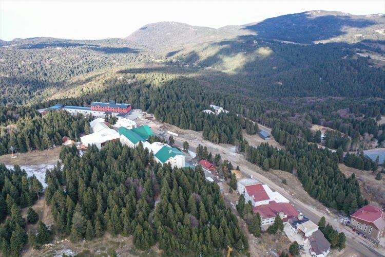 <p>"Kar yağmadıkça misafirlerimiz farklı alternatifleri seçtiler" </p>
<p> </p>
<p>Otel müdürü Erdem Başarır, yaptığı açıklamada, Türkiye'de yılbaşı denince Uludağ'da yıllardır yılbaşı gecesi de olsa kar yağdığını vurguladı. Ancak bu yıl kar yağışının azlığından dolayı sıkıntı yaşadıklarını vurgulayan Başarır, şöyle konuştu: "Kar olmayınca, otellerin içinde misafirlerin dopdolu yılbaşını geçirebilecekleri programlar yaptık. Uludağ'ın otelleri ilk rezervasyonlarını açtığında yüksek talep vardı. Kar yağmadıkça misafirlerimiz farklı alternatifleri seçtiler. Bu yüzden de doluluk oranları yüzde 30-50 arasında kaldı. Bu yılbaşı maalesef istediğimiz doluluk oranlarına ulaşamadık. Yılbaşını burada geçirecek misafirlerimiz için yine de çok güzel aktiviteler hazırladık, en iyi şekilde ağırlayacağımıza inanıyorum. Yerli misafirlerimiz farklı noktalara gitse de bizim yaptığımız bir anlaşmayla Polonyalı turistler yılbaşını burada geçirecek. Bu da iyi bir gelişme oldu bizim için."</p>