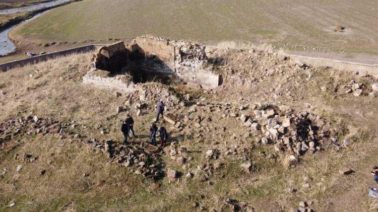 <p>Beldede uzun yıllardır yapılan tahribatlarla gündeme gelen tarihi mescidin bu kez önemli tarihiyle gündeme gelmesi belde sakinlerini de heyecanlandırdı. Belde sakinlerinden Dr. Mahir Okay, yıllarca tahrip edilen tarihi mescidin yapılan araştırma ile gerçek tarihinin keşfedilmesinin belde ve bölge için önemine vurgu yaparak, katkılarından dolayı Prof. Dr. Mehmet Demirtaş ve Doç. Dr. Vural Genç’e teşekkürlerini iletti. </p>
