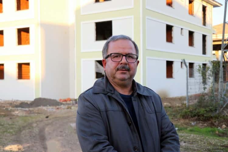<p><strong>MÜTEAHHİT'İN 15 GÜN ÖNCE SOYADINI DEĞİŞTİRDİĞİ ÖĞRENİLDİ</strong></p>
<p> </p>
<p> </p>
<p>Kendi dairesinin 3 farklı kişiye de satıldığını söyleyen ve Kocaeli’den gelen Merve Bengüverdi, “Biz Kocaeli’den birisinin aracılığıyla gelip tanıdık S.S.’yi. 15 gün önce de soyadını değiştirmiş, bunu da daha yeni fark ettik zaten, bu olaylar ortaya çıkınca. Kayıplara karıştığını görünce mağdur arkadaşlar ile bir Whatsapp grubu kurduk. Benim dairemi 3 kişiye daha sattığını dün akşam öğrendim. Bu sefer dolandırıcılıktan şikayette bulunmaya geldim. Bütün paramızı aldı. </p>