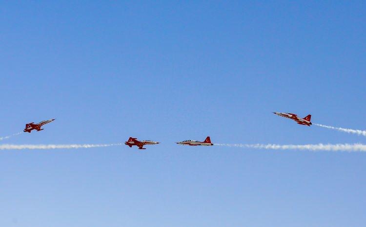 <p>Türk Hava Kuvvetleri bünyesinde yer alan savaş pilotlarından oluşan Türk Yıldızları timi kendine has hareketleri ile dünyadaki sayılı gösteri ekipleri arasında yer alıyor. Özel günlerde yaptıkları uçuşlarla hayranlık uyandıran Türk Yıldızları'nı dünyadaki benzerlerinden ayıran bazı detaylar var.</p>
