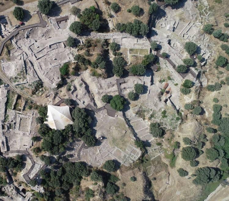 <p>Çanakkale merkeze bağlı Tevfikiye köyü sınırları içerisinde yer alan Troya Ören Yeri, UNESCO'nun 1998 yılında 'Dünya Kültür Mirası Listesi'ne aldığı 5 bin 600 yıllık medeniyete ev sahipliği yapıyor. </p>
