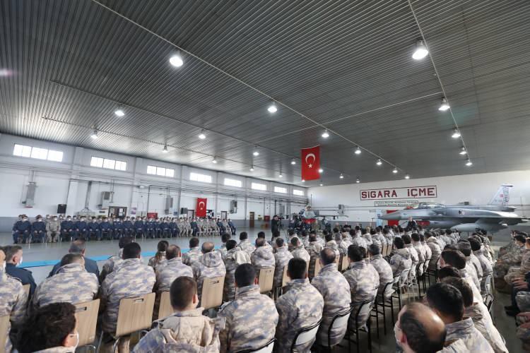 <p>Personeli terörle mücadeledeki büyük katkıları ve başarılarından dolayı tebrik eden Akar, "Terörle mücadelede çok önemli roller oynuyorsunuz. Kahramanlıklarınızı, fedakarlıklarınızı yakından takip ediyor, bununla gurur duyuyoruz.</p>
