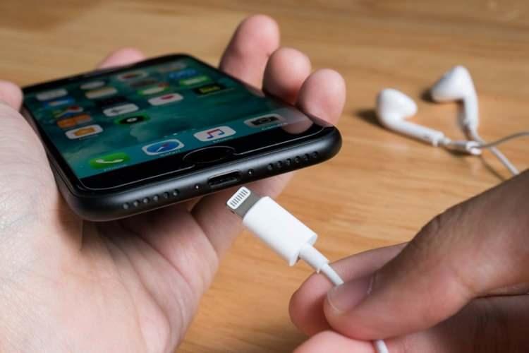 Şarj aleti olmadan iPhone satan Apple'a ceza