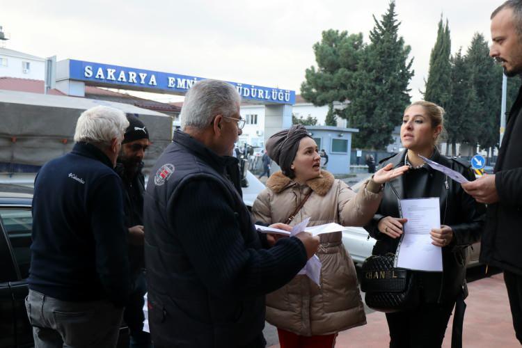 <p><strong>DOLANDIRDIĞI AİLELERİN ARASINDA ŞEHİT ÇOCUĞU BULUNUYOR</strong></p>
<p> </p>
<p> </p>
<p>Aynı dairelerin farklı 2-3 kişiye birden satıldığını görerek, dolandırıldıklarını öne süren 80’e yakın kişi soluğu Sakarya İl Emniyet Müdürlüğü’nde aldı. Şahsın, milyonluk dolandırıcılık iddiasının ardından soyadını değiştirdiği de ileri sürüldü. Telefonlara çıkmadığı hatta kendisine ev için para yatıran birçok kişiyi engellediği de öne sürülen müteahhidin, dolandırdığı kişiler arasında bir de şehit çocuğu bulunuyor.</p>