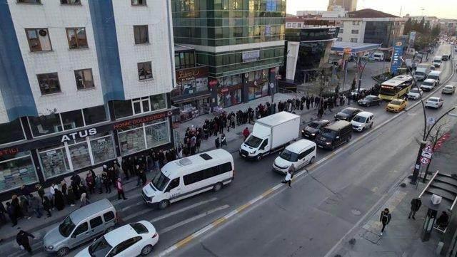 <p>Emeklilikte Yaşa Takılanlar düzenlemesinin ayrıntılarının belli olmasının ardından Sosyal Güvenlik Kurumu'nda çalışmalar hızlandırıldı. Düzenlemenin yürürlüğe girmesiyle oluşabilecek yoğun başvuru süreci işlemlerinin hızlı ve sorunsuz tamamlanması için bir dizi yeni önlem hayata geçirildi.</p>