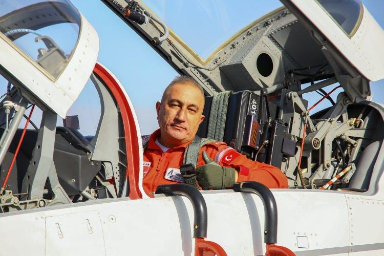 <p>Senkronizasyon ise akrotim için çok önemli. Bunları sağlamak için uygun personel ile gerektiği kadar eğitim yaparak öncelikle ben değil biz olmayı hedefliyoruz. Bununla birlikte çok uçakla yapılan görevlerde karşılıklı güven çok önemli olduğu için, karşılıklı güvene dayalı olarak öncelikle kendimizi değil, timin bütününü düşünecek şekilde hareketlerimizi planlıyoruz. Milletimizden aldığımız güç ile kusursuz bir şekilde görevlerimizi icra etmeyi hedefliyoruz” açıklamasında bulundu.</p>
