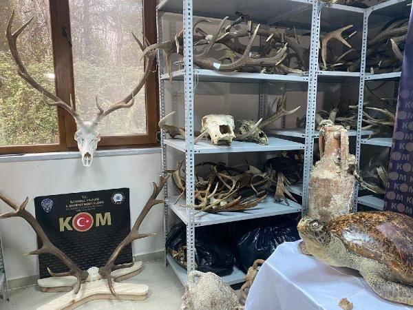 <p>BİN 276 HAYVAN PARÇASI ONLARCA TARİHİ ESER BULUNDU</p>

<p> </p>

<p> Villaya geçtiğimiz hafta operasyon yapan polis, lüks evin bir katının tamamen kapatıldığını ve sadece tarihi eser ile hayvanlara ait parçalara ayrıldığını gördü. Ev sahibi gözaltına alındı.</p>
