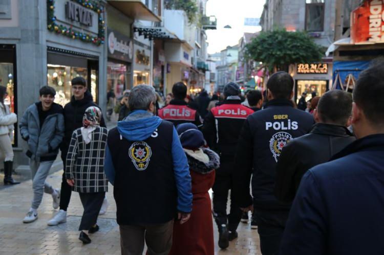 <p>İçişleri Bakanlığı, 81 il valiliğine ''Yılbaşı Tedbirleri'' konulu genelge çerçevesinde vatandaşların yoğun olduğu turistik yerler, alışveriş merkezleri, pazar yerleri, hava alanı, deniz limanı, metro, gar gibi alanlarda denetimler artırılacak. Kaçak/sahte alkol üretimi, dağıtımı ve satışına yönelik denetimler sıkılaştırılacak.</p>
