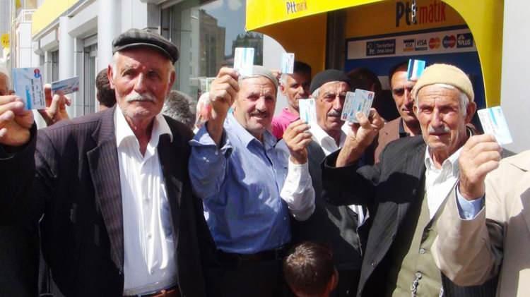 <p><strong>2- En düşük emekli aylığı ne kadar olacak, dul ve yetimler de yararlanacak mı? </strong></p>

<p>Bugün itibariyle 3500 lira olan en düşük (taban) emekli aylığı 3 Ocak'ta açıklanacak enflasyon verisiyle netleşecek. Büyük çoğunluğu Bağ-Kur'lu olmak üzere yaklaşık 500 bin kişi en düşük tutardan emekli aylığı alıyor. En düşük emekli aylığında 5 bin lira tutarı en güçlü seçenek olarak masada duruyor. Temmuz ayında 2500 lira olan en düşük emekli aylığına asgari ücretin yüzde 63'ü kadar artış yapılmıştı. Yeni asgari ücretin yüzde 63'ü oranında bir artışa gidilmesi durumunda en düşük emekli aylığı 5 bin lirayı geçecek. Asgari ücrete yapılan zam oranında (yüzde 54.66) artışa gidilmesi durumunda da 5 bin lirayı aşacak. Dul ve yetim aylığı alanlar bugüne kadar aldığı hisseleri oranında bu artıştan yararlanacak.</p>
