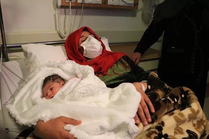 <p>Suriyeli kadın, saatler 00.03'ü gösterdiğinde, 3 kilo 300 gram ağırlığında bir kız bebek dünyaya getirdi. İlk bebekleri olan Bozan çiftini tebrik eden yakınları çocuğa altın taktı, kulağına ezan okuyup 'Gülçin' ismini verdi. Türkçe bilmeyen çift, Arapça herkese huzur ve barış dileğinde bulundu.</p>

<p>Adana Şehir Eğitim ve Araştırma Hastanesi’nde Songül (37) ve Resul Yakıcı (42) çiftinin bebekleri yeni yılın ilk dakikalarında dünyaya geldi. Normal doğumla 3 kilo 200 gram doğan kız bebeğe İclal adı verildi. Adana'da saat 00.01'de dünyaya gelen bebeği kucağına alan Songül Yakıcı, "Çok mutluyum, yeni yıl hediyemiz İclal oldu. Çok heyecanlıyım. Çok özel bir duygu. Geçen sene güzeldi ama pandemi vardı, evin içinde stres ve gerginlik yaşıyorduk. 2022'de bebeğimizin uğur getireceğini düşünüyoruz" dedi.</p>
