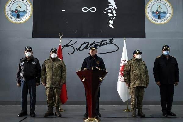 <p>Bakanlıktan yapılan yazılı açıklamaya göre; Bakan Akar, beraberinde Genelkurmay Başkanı Orgeneral Yaşar Güler, Kara Kuvvetleri Komutanı Orgeneral Musa Avsever, Deniz Kuvvetleri Komutanı Oramiral Adnan Özbal ve Hava Kuvvetleri Komutanı Orgeneral Hasan Küçükakyüz ile yılın son gününü yoğun mesaiyle geçirdi.</p>
