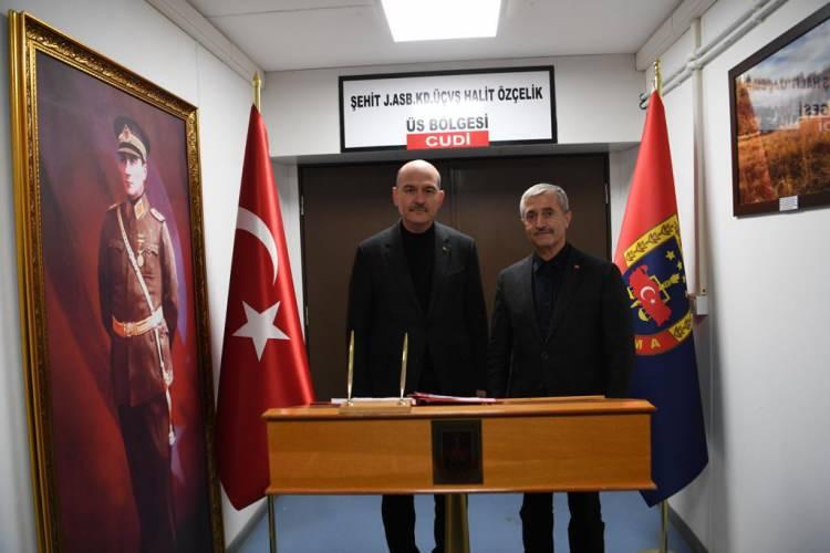 <p>Üst Bölgesinde aynı zamanda Şırnak Valisi Ali Hamza Pehlivan, Jandarma Genel Komutanı Orgeneral Arif Çetin ve AK Parti Şırnak Milletvekili Rizgin Birlik’te bulunuyordu.</p>
