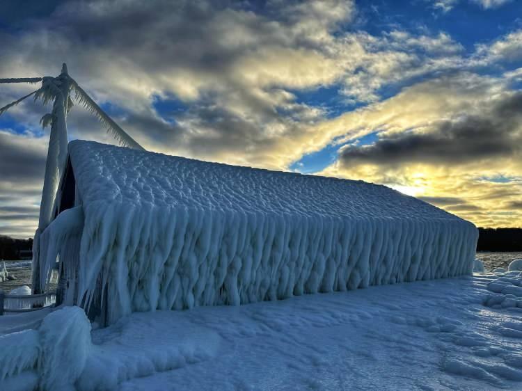 <p>ABD’de etkili olan soğuk hava dalgası etkisini sürdürüyor. Wisconsin eyaletinde, Michigan Gölüne kıyısı bulunan Gills Rock kasabasını vuran kar fırtınasının ardından hayat durmasına geldi. </p>
