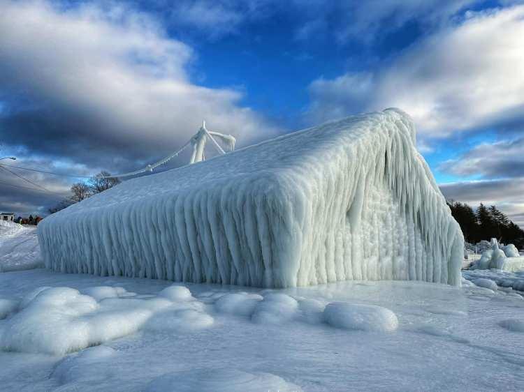 <p>Amerika Birleşik Devletleri'nde günlerdir süren nesilde bir görülen kar fırtınası nedeniyle Wisconsin Eyaleti'nde yer alan Gills Rock kasabası buz tutarken ülkedeki toplam ölüm sayısı 26'dan 48'e yükseldi.</p>

