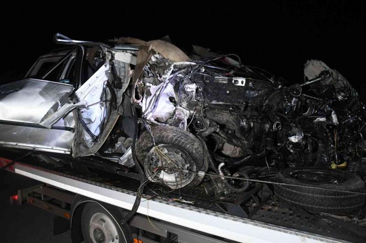 <p>Aksaray’da iki otomobilin kafa kafaya çarpışması sonucu meydana gelen trafik kazasında 7 kişi hayatını kaybetti.</p>

