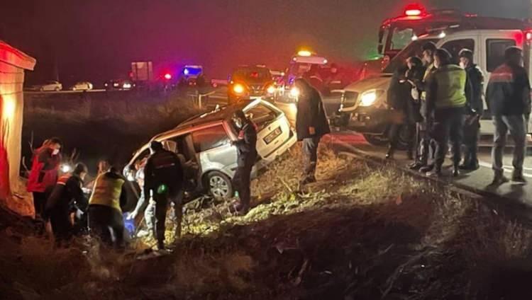 <p>Yeni yılın ilk gününde üst üste gelen kaza haberleri yürek yaktı. Aksaray, Kars, Denizli ve Adana'da meydana gelen trafik kazalarında 16 kişi hayatını kaybetti. Yaralılardan 4'ünün durumunun ise ağır olduğu öğrenildi</p>
