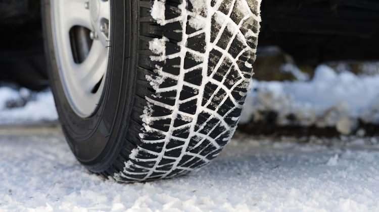 <p>Bazı kış lastiklerinde ekstra güçlü yol tutuşu için küçük çiviler de yer alır. Bunlar kış boyunca zorlu koşulları yaşayan yerlerde çok önemlidir.</p>
