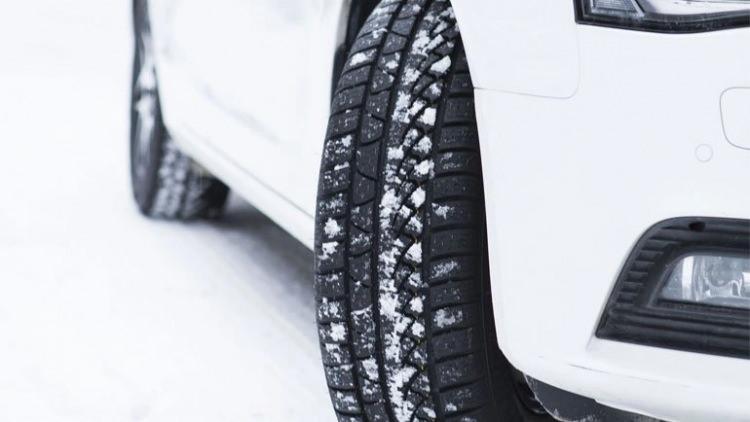 <p>Yaz lastiği takan bir otomobil 10 derecenin altında hava sıcaklığında 90 kilometre hızla ani fren yaparsa 37 metrede durabiliyor.</p>
<p> </p>
<p>Kış lastiği ise bu mesafeyi 30 metreye düşüyor. Uzmanlar 7 metrelik farkın hayat kurtaracağını belirtiyor.</p>