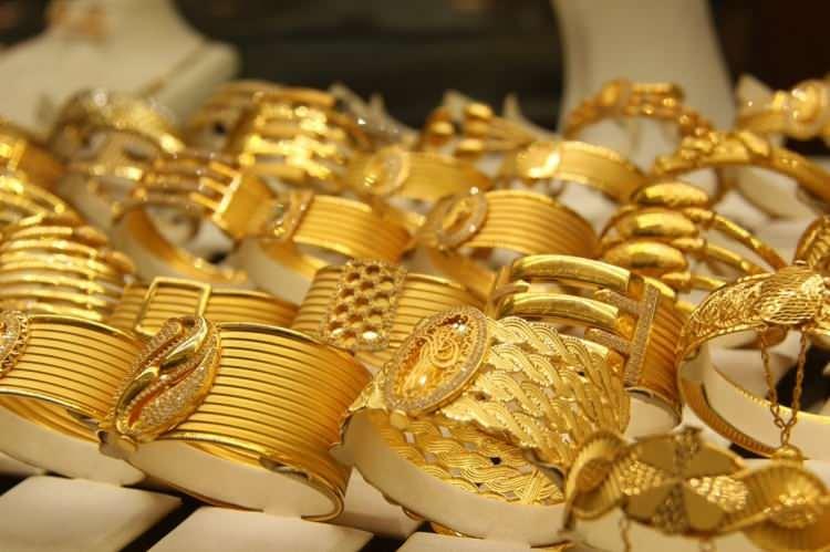 <p>Swiss Asia Capital'ın genel müdürü ve baş yatırım yetkilisi Juerg Kiener, küresel resesyonun devam etmesi halinde altın fiyatının 2023 yılında 4 bin dolar/ons seviyesine doğru yükselebileceğini söyledi. </p>
