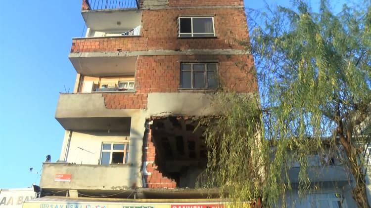 <p>İstanbul Avcılar'da kiracısının yaktığı iddia edilen evin sahibi Mehmet Yılmaz, "Bana, 'Senin evi yakarım' dedi. Ben de 'sen de içindesin, sen de yanarsın dedim', karakola gittik. 4 saat sonra eve benzin döktü" dedi. </p>
