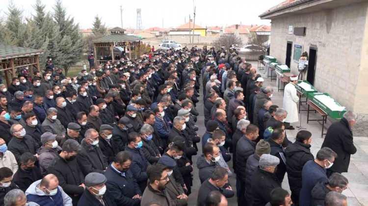 <p>Kaza, gece saat 00.08 sıralarında Aksaray’ın Yeşilova Beldesi Yolunda meydana geldi. Edinilen bilgiye göre, İbrahim Ergün (47) idaresindeki 68 DP 674 plakalı otomobil ile gurbetten izne gelen Nuri Bal (60) yönetimindeki yabancı plakalı otomobil kafa kafaya çarpıştı.</p>