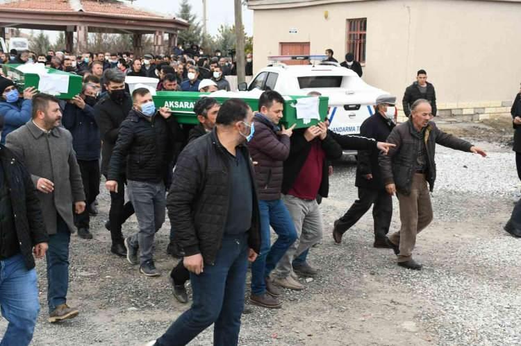 <p>Otomobillerin hurdaya döndüğü kazayı gören yoldan geçen diğer sürücüler, durumu hemen 112 Acil Çağrı Merkezi'ne bildirdi. İhbar üzerine olay yerine İl Afet Acil Durum (AFAD), Ulusal Medikal Kurtarma (UMKE), itfaiye, sağlık ve jandarma ekipleri sevk edildi.</p>