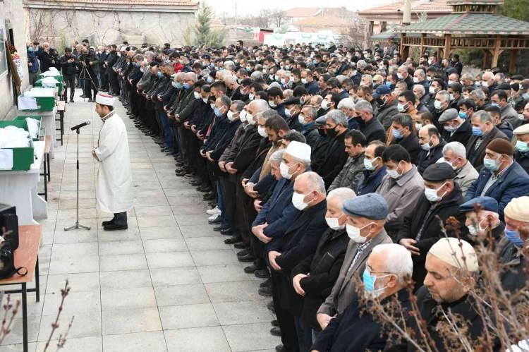 <p>Olay yerine gelen sağlık ekipleri hurdaya dönen araçta bulunan şoförler ve İbrahim Ergün’ün eşi Semiha Ergün (54), kızları Rumeysa Ergün (12), Sümeyra Ergün (19), Ceyda Uğurlu (22) ve torunları Asel Uğurlu (3) olmak üzere 7 kişinin hayatını kaybettiğini belirledi. Bunun üzerine jandarma ekipleri yolda bir başka kazanın yaşanmaması için geniş güvenlik önlemleri alırken, araçta sıkışarak can veren 7 kişi kurtarma ekiplerinin müdahalesiyle çıkartıldı. Olay yerine gelen Aksaray Nöbetçi Cumhuriyet Savcısı incelemelerde bulundu, kazayla ilgili soruşturma başlatıldı.</p>
