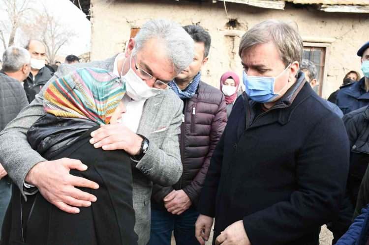 <p>Aksaray'da 2 otomobilin çarpışması sonucu meydana gelen ve 2'si çocuk 7 kişinin hayatını kaybettiği kazada aynı aileden olan 6 kişi son yolculuğuna uğurlandı.</p>