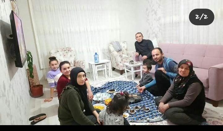 <p>Kazanın ardından otopsi işlemleri bugün tamamlanan İbrahim Ergün, eşi Semiha Ergün, kızları Rumeysa Ergün, Sümeyra Ergün, Ceyda Uğurlu ve torunları Asel Uğurlu için ikindi namazını müteakip Aksaray’ın merkeze bağlı Yeşiltepe Beldesi Merkez Ulu Cami'de cenaze namazı kılındı. Ailenin cenaze namazına Aksaray Valisi Hamza Aydoğdu da katıld</p>
