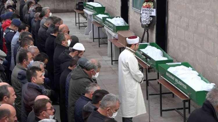 <p>Vali Aydoğdu ilk olarak cenaze evine giderek başsağlığı diledi. Fenalık geçiren yakınlarını sakinleştirmeye çalışan Vali Aydoğdu, cenaze namazının ardından 3 yaşındaki Asel Uğurlu’nun tabutuna omuz vererek mezarlığa taşıdı. Altı kişinin cenazesi belde mezarlığında son yolculuğuna uğurlandı. Cenaze namazına yüzlerce vatandaş katıldı.<br />
Öte yandan, 2,43 promil alkollü olduğu tespit edilen sürücü Nuri Bal'ın aracının hız göstergesinin 170'de takılı kaldığı öğrenilirken, cenazesinin yurt dışından gelecek olan yakınları tarafından alınacağı öğrenildi.</p>
