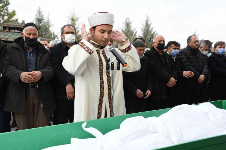 <p>Ölen İbrahim Ergün’ün akrabası Hasan Gümüşay (52), “Gece rahmetlik arkadaşım İbrahim, Aksaray’daki kızının evinden çıkmış. Hatıbağatolu’na gelirken Yeşilova’dan Almancı bir arkadaş, alkollüymüş, orada bu adama vuruyor.</p>