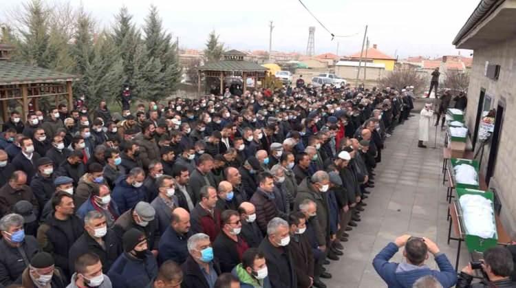 <p>İbre de 170’te takılı kalmış” dedi. Ölen İbrahim Ergün’ün kuzeni olan İbrahim Ergün (70), “Benim amcamın oğlu olur. Aksaray’da evli bir kızı var. Dün davet etmişler, ‘Baba beraber oturalım gel’ diye. Öyle gitmişler. Oturmuşlar, yemek yemişler. Yemek yedikten sonra gece saat 23.30 gibi oradan kalkmış ve arabaya binmişler dönüyorlarmış. Orada da kaza geçiriyorlar. Hatta damadı ve kızı sıkıştırıyor. ‘Baba kal, yarın git’ diye. Bu da, ‘Yok ben evime gideceğim, evimde rahat ederim’ diye oradan çıkıyor. Çok ısrar etmiş, ‘Baba kal’ diye. ‘Yarın beraber gideriz’ demiş ama gitmekte ısrar etmiş. Sonra da yolda kaza geçiriyorlar” şeklinde konuştu.</p>
