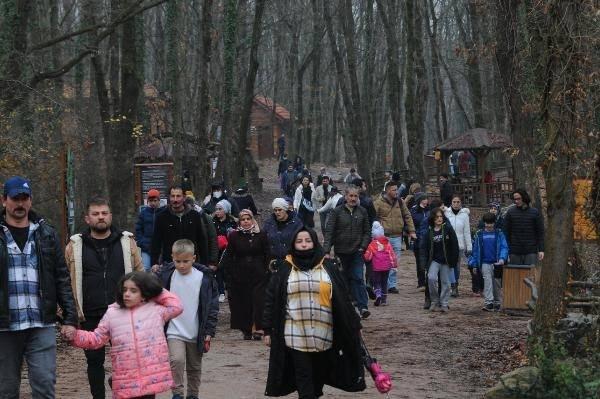 <p>2021 yılında 6,5 milyon kişinin ziyaret ettiği Ormanya'yı, yeni yılın ilk gününde 25 binin üzerinde kişi ziyaret etti.</p>