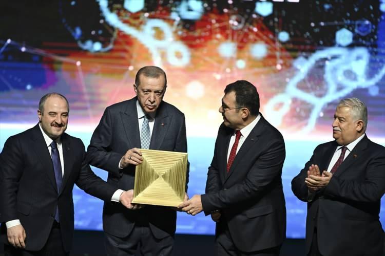 <p>TÜBİTAK Başkanı Prof. Dr. Hasan Mandal, yerli imkanlarla üretilen 'Lazer Dedektör Sinyal Kuvvetlendirme Çipi' hakkında bilgi verdi.</p>
<p>Mandal,<strong> "Daha hassas ve uzun mesafelerde sinyal alıp ona göre savunma sistemlerimizin lazer başlıklı arayıcı sistemlerimizin kuvvetlendirilmesine yönelik. Bu tamamen tasarımından üretimine kadar TÜBİTAK laboratuvarında gerçekleştirildi. Ve kilogramı 388 bin dolar. Paranız olsa ithal edemediğiniz bir teknoloji. Cumhurbaşkanımızın liderliğinden inşallah bunları yapmaya devam edeceğiz" </strong>ifadelerini kullandı.</p>