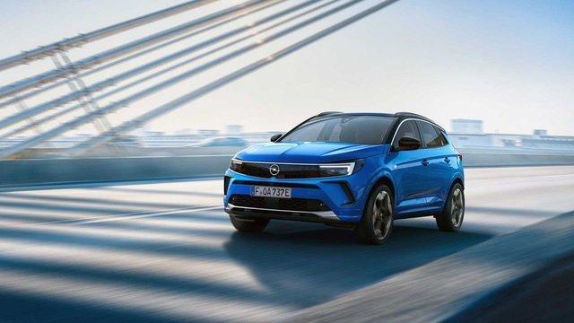 <p><strong>OPEL GRANDLAND</strong></p>
<p>Opel'in kompakt SUV modeli, makyajlı operasyonun ardından markanın yeni tasarım kimliğine geçiş yaptı. Aracın iç mekanında da Astra ve Mokka'dan izler görülüyor.</p>