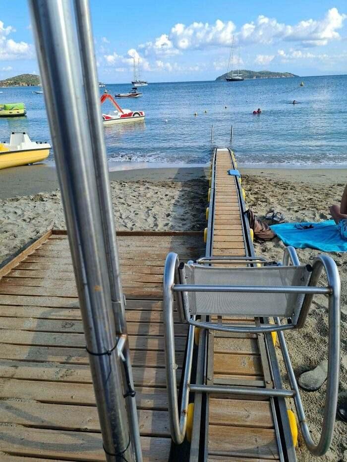 <p>Engelli insanların denize ulaşımına yardımcı olmaya yarayan bir sandalye.</p>
