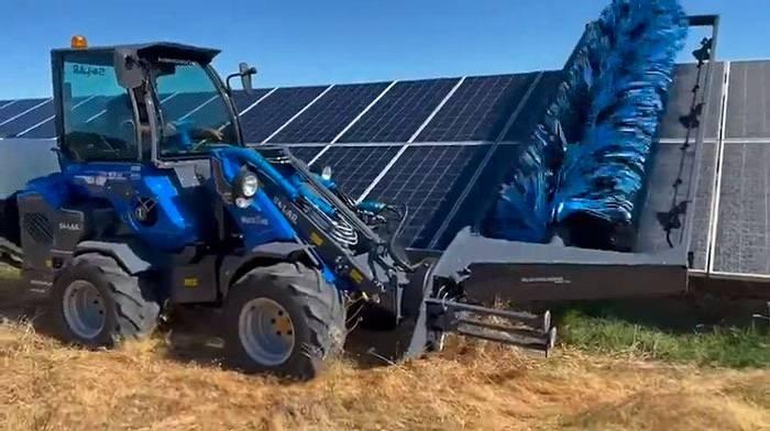 <p>Güneş panellerini temizleyen bir traktör.</p>
