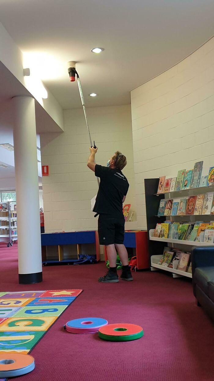 <p>Yerleştirildikten sonra duman vererek yangın alarmlarını test etmeye yarayan bir cihaz.</p>
